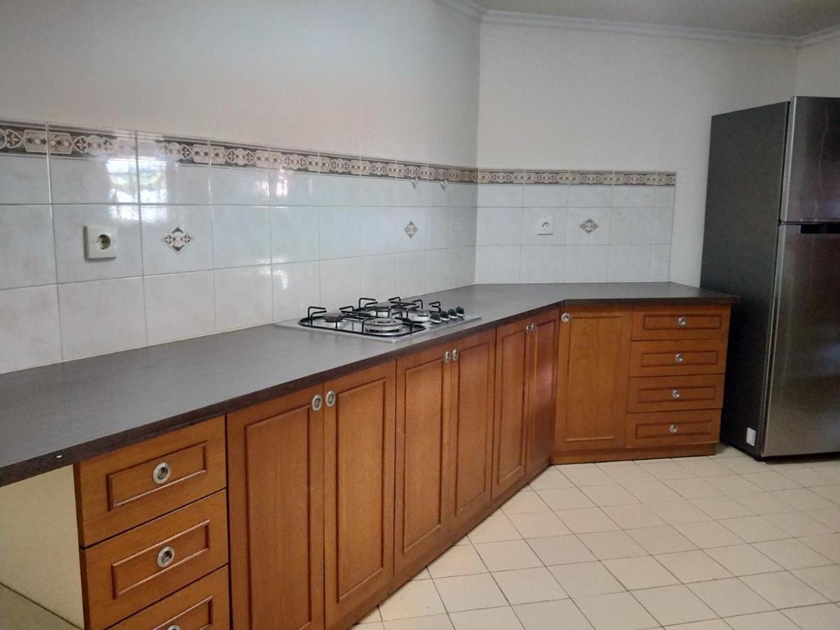 Apartemen Puncak Marina Surabaya Esterno foto